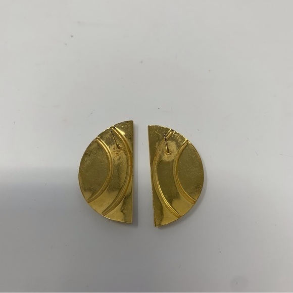 Vintage Gold Tone with White Swirl Half Moon Stud Earrings - Picture 4 of 7